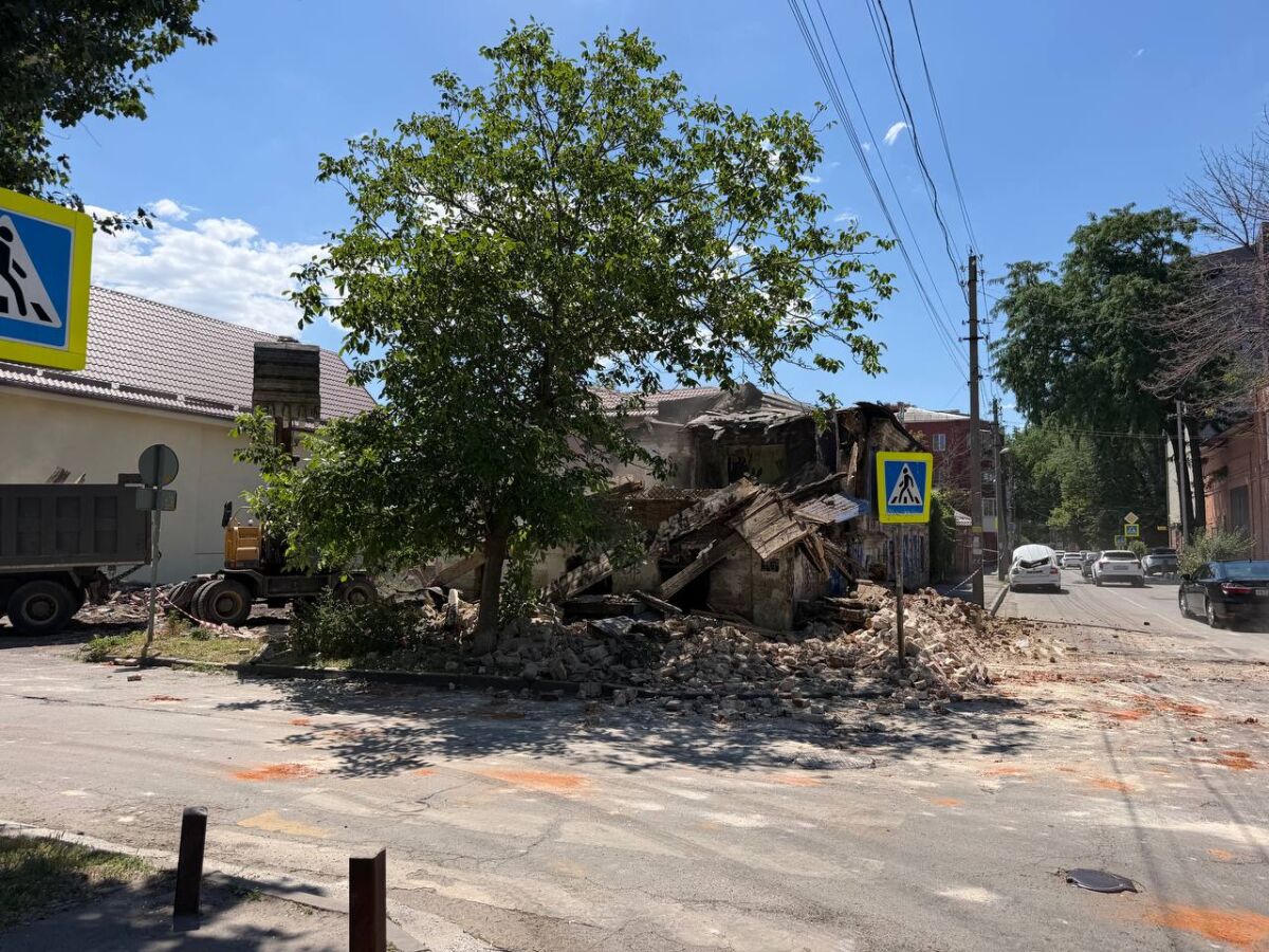 В Ростове при сносе аварийного дома на автомобиль обрушилась стена - фото 1
