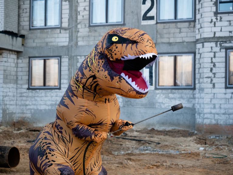 Строители отмечают День смеха