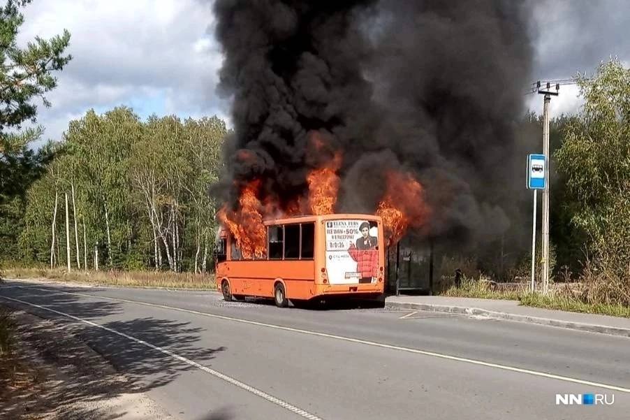 Автобус с 15 пассажирами загорелся в Дзержинске  - фото 1