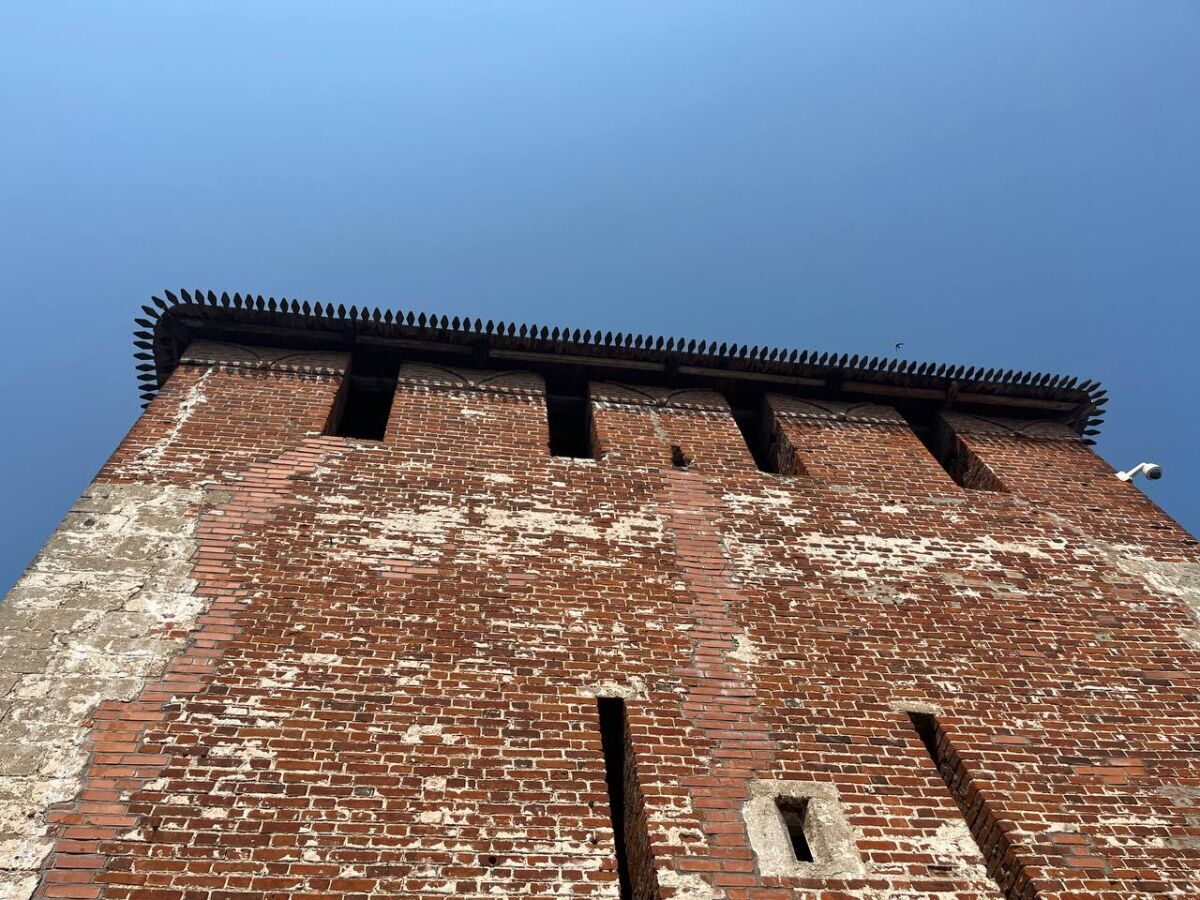 Часть крыши Нижегородского кремля обрушилась из-за снега - фото 1