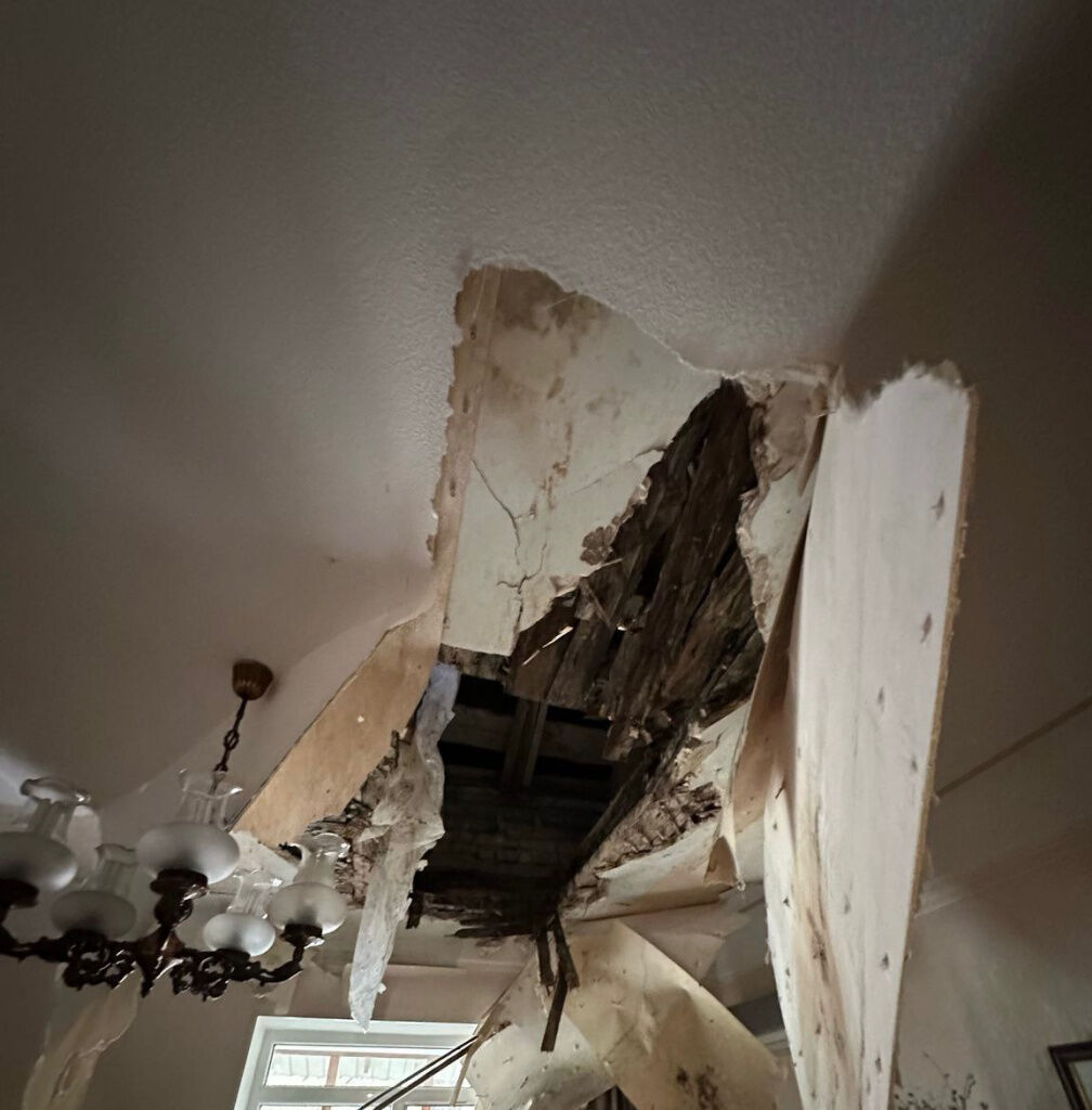 В одном из домов в Ростове обрушился потолок - Фото 1