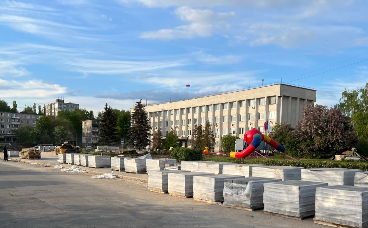 Подрядчик приступил к высадке новых деревьев на площади Советской в Нижнем Новгороде - фото 1