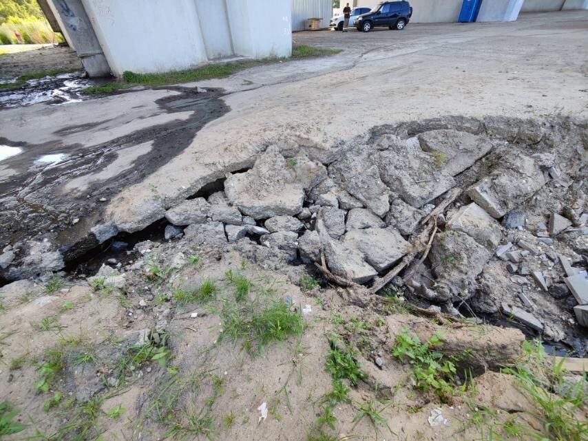 Огромный провал грунта образовался у метромоста в Нижнем Новгороде  - фото 1