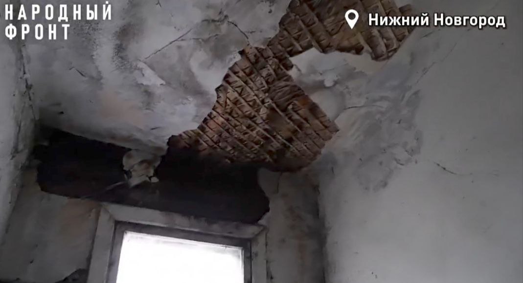 Аварийный жилой дом начал разрушаться на улице Усиевича в Нижнем Новгороде 