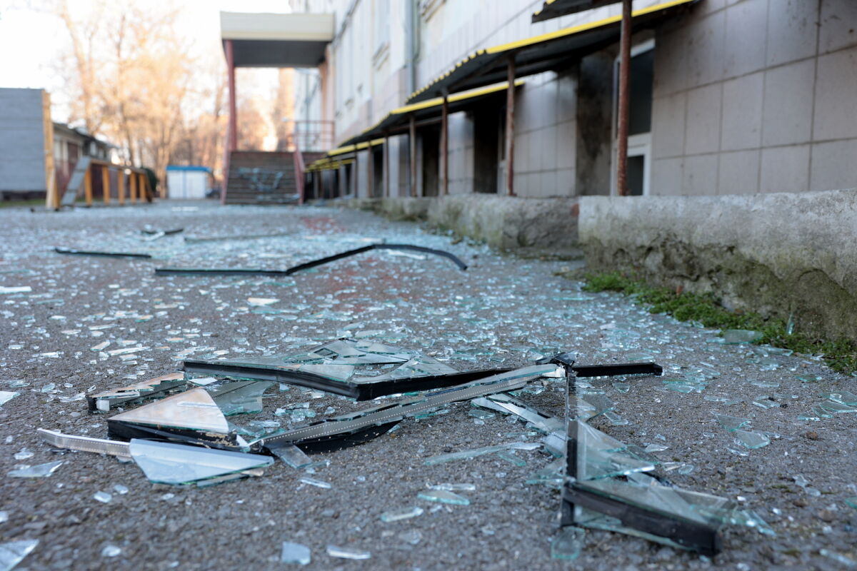 При ночной атаке БПЛА 19 марта в Таганроге поврежден многоквартирный дом - фото 1
