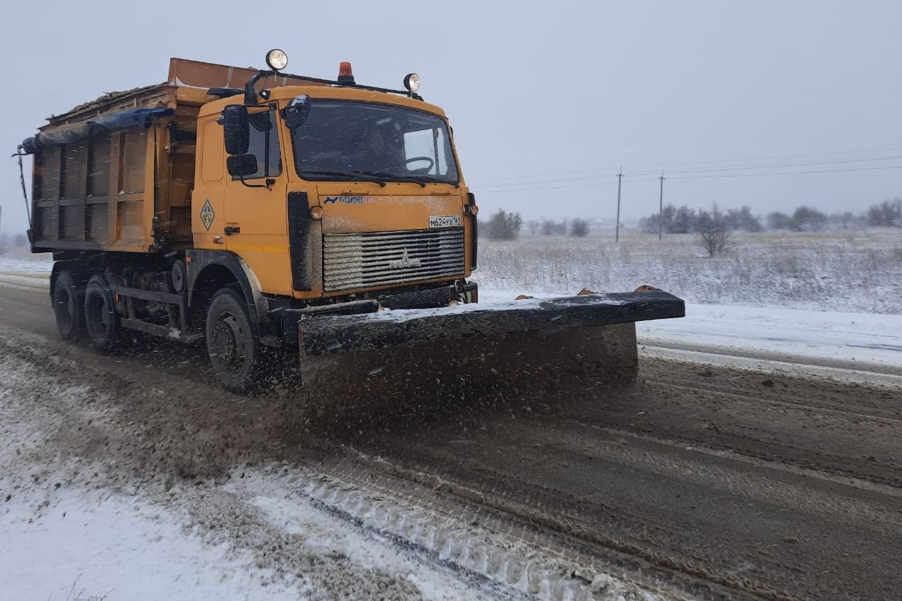 На Дону 500 единиц техники готовы к очистке дорог от снега и льда - фото 1