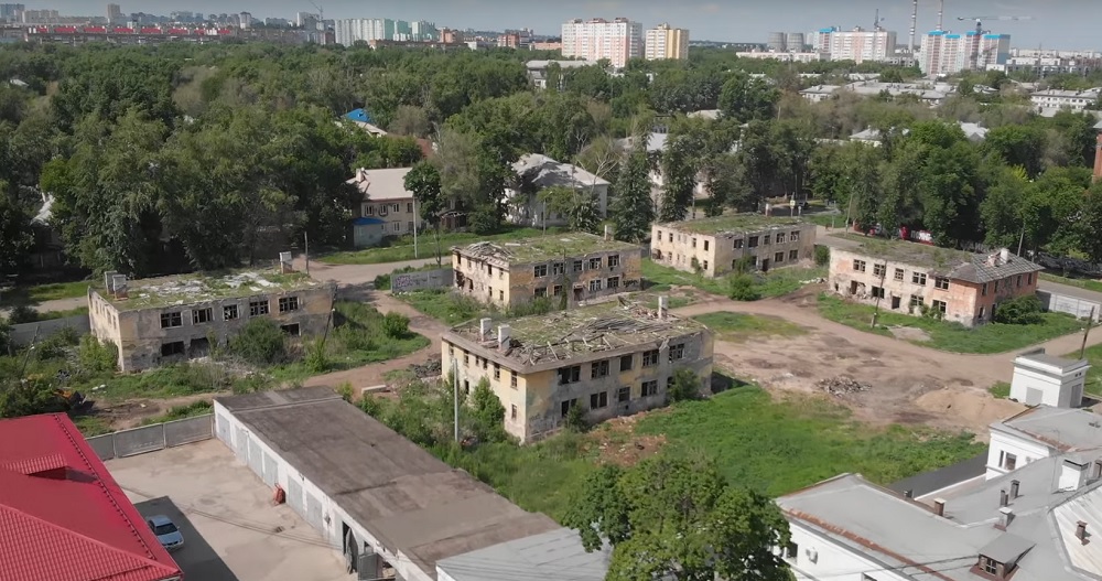 Заброшенный квартал возле Кировской райадминистрации Самары сняли с воздуха