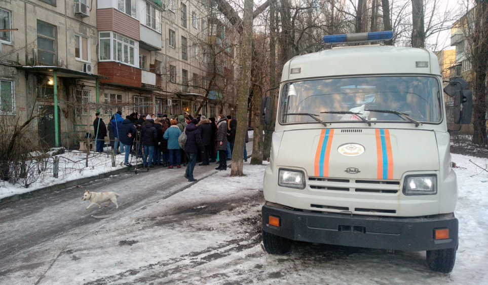 Рядом с домом на пер. Кривошлыковском в Ростове началась эвакуация жильцов - фото 1