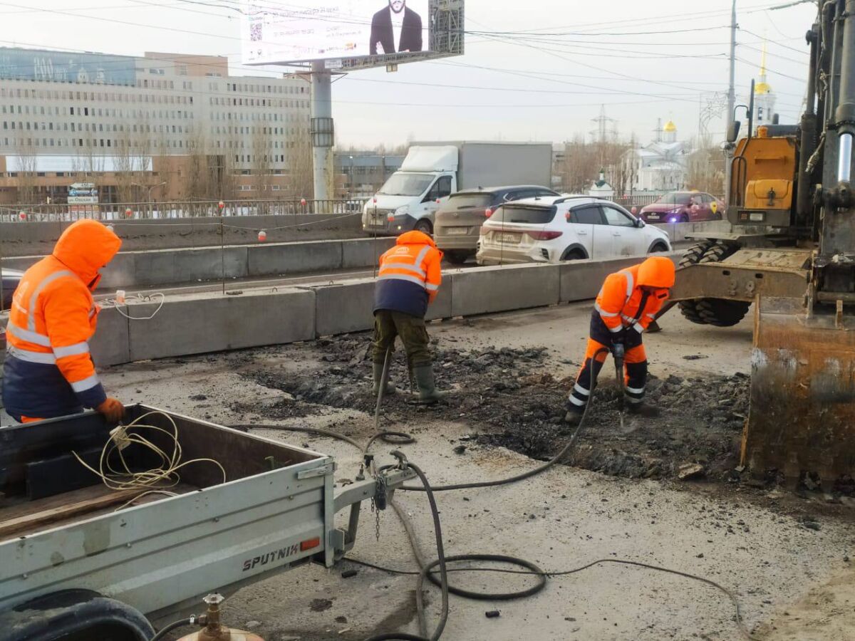 Дорогу демонтируют на путепроводе у Мызинского моста в Нижнем Новгороде - фото 1