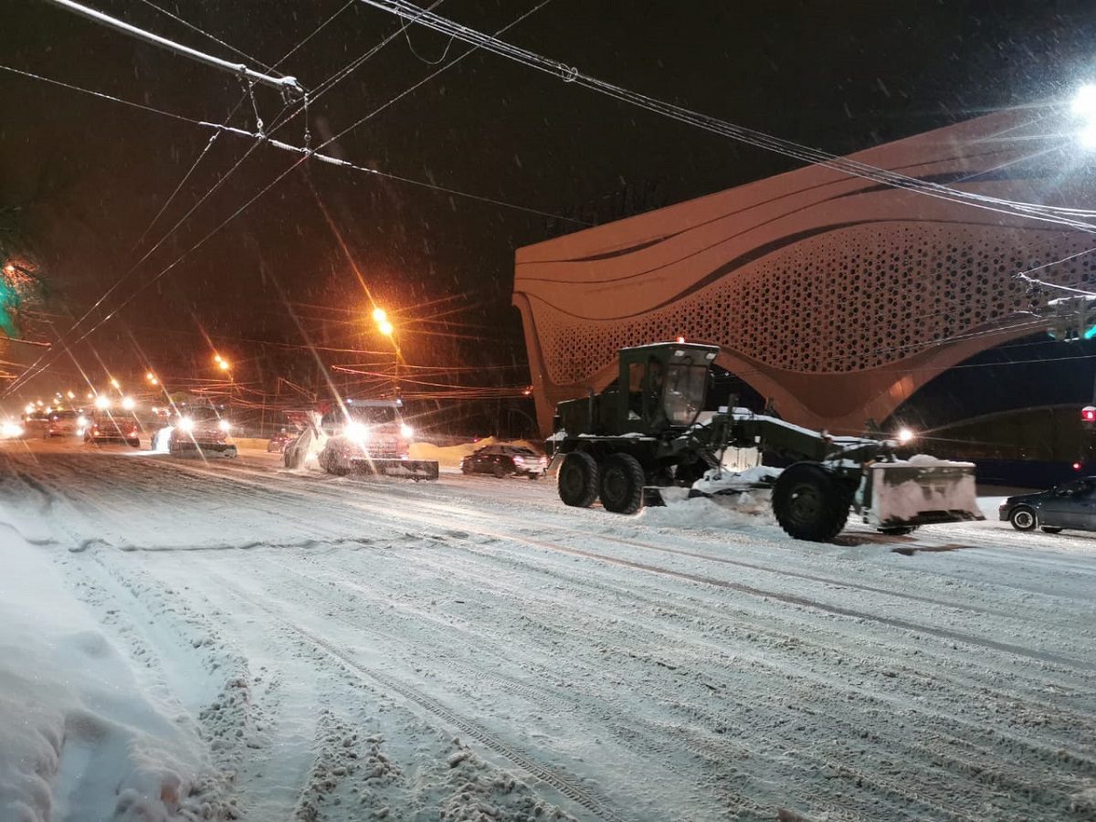 Военная техника расчищала нижегородские улицы от снега в выходные - фото 1